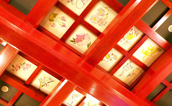 [日本の美]赤い漆の欅と天井絵植物画