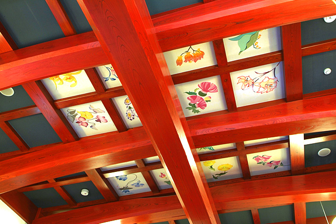赤い欅梁玄関ロビー 天井絵植物画